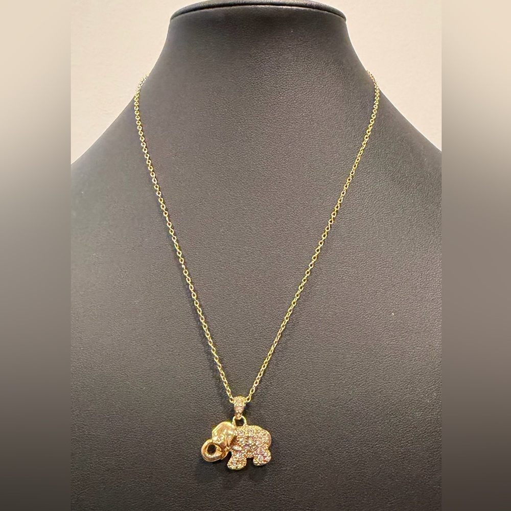 Elegant Gold Pendant Necklace